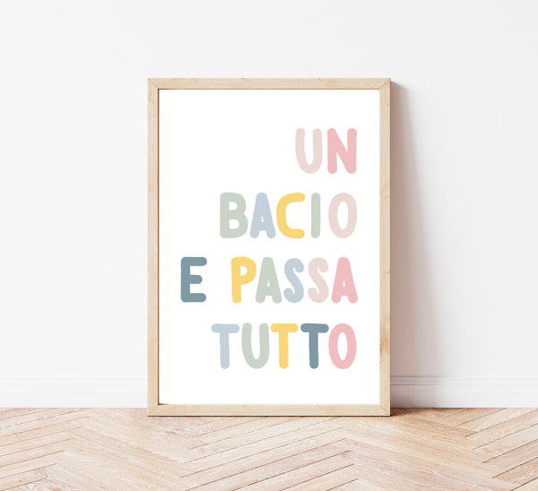Poster tipografico per bambini con la frase un bacio e passa tutto