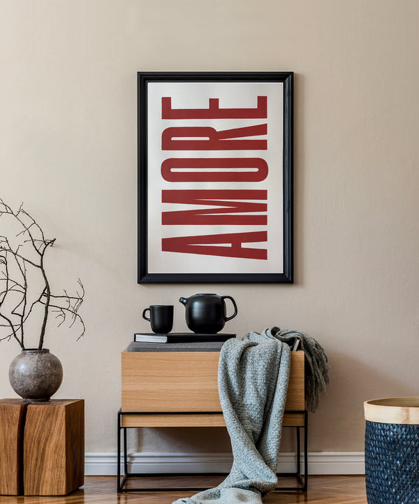 Poster tipografico dipinto a mano della scritta AMORE