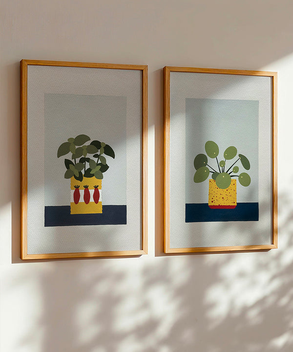 quadro di una pianta di basilico in un barattolo di passata di pomodoro e di una pilea in un vaso giallo