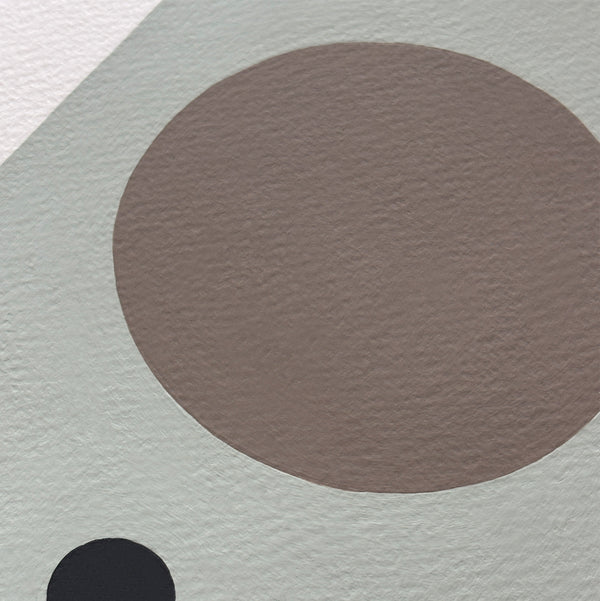 dettaglio di un quadro astratto con due cerchi su sfondo azzurro