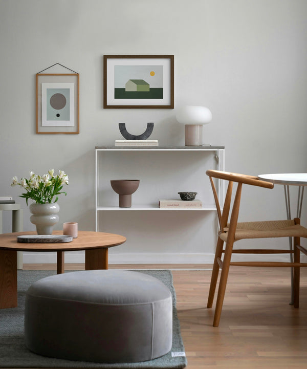 un quadro astratto con due cerchi e un quadro che rappresenta una casa di campagna sui toni del verde